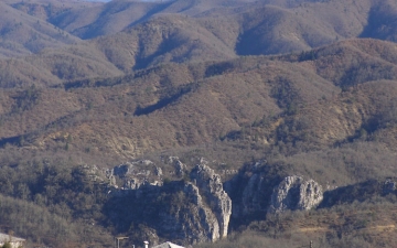 Οικισμός ανάμεσα σε εκτεταμένα δρυοδάση στο Κεντρικό Ζαγόρι στην Πίνδο